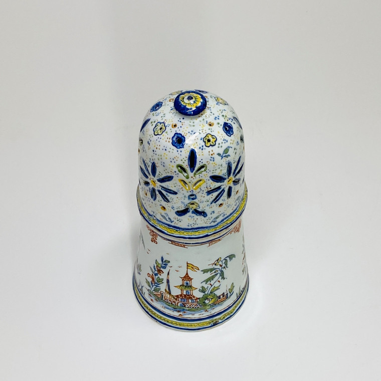Saupoudreuse en faïence de Rouen - XVIIIe siècle