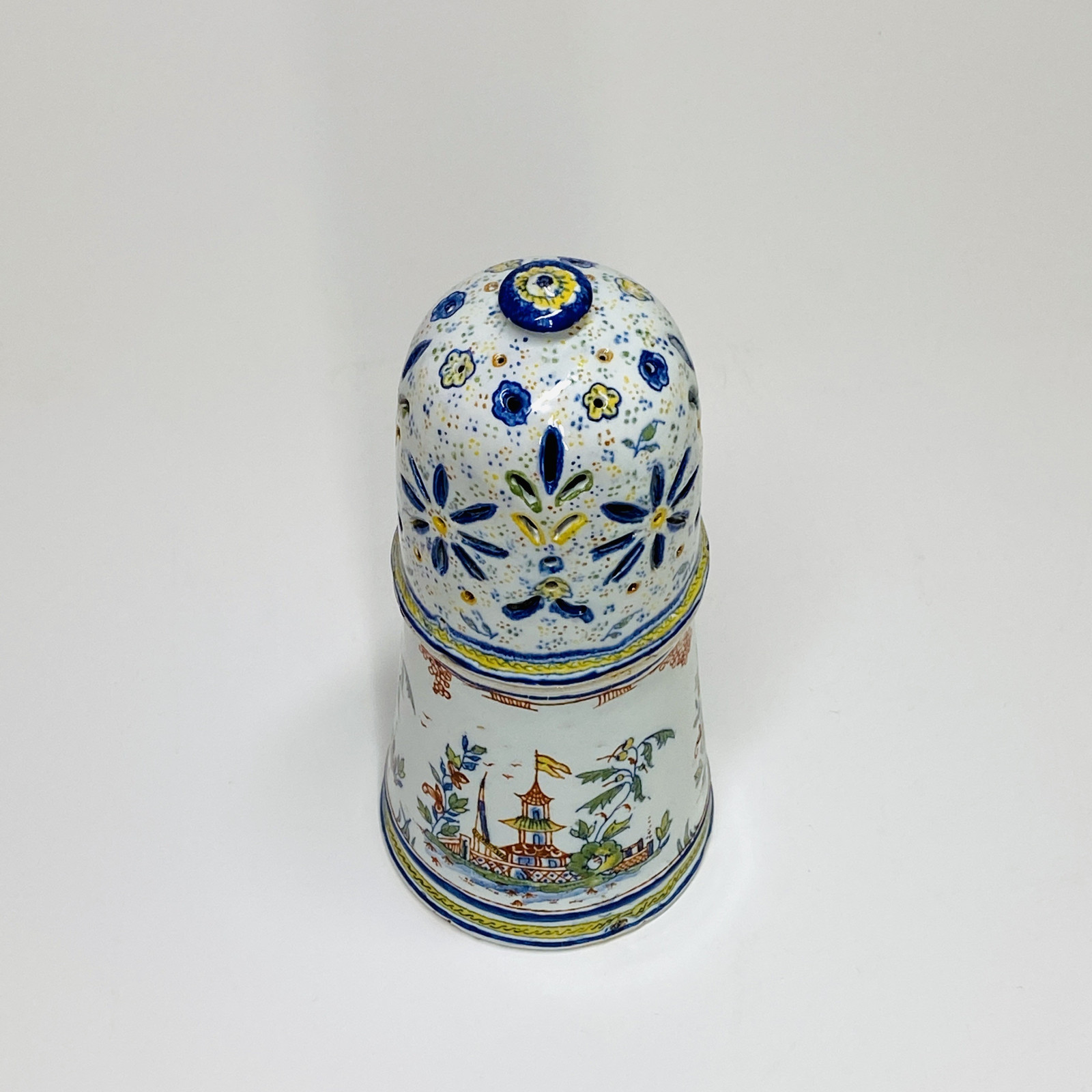 Saupoudreuse en faïence de Rouen - XVIIIe siècle