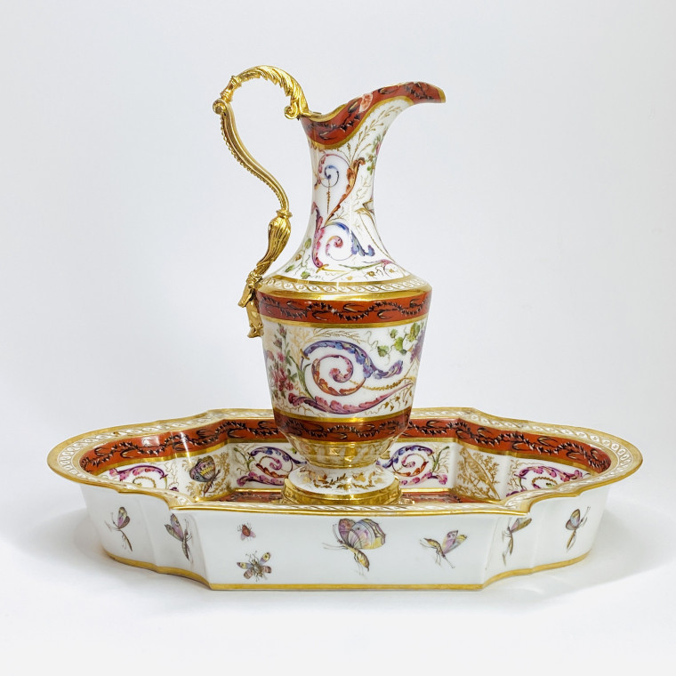 Aiguière et son bassin en porcelaine de Paris. Époque révolutionnaire.