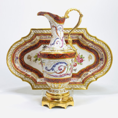 Aiguière et son bassin en porcelaine de Paris. Époque révolutionnaire.