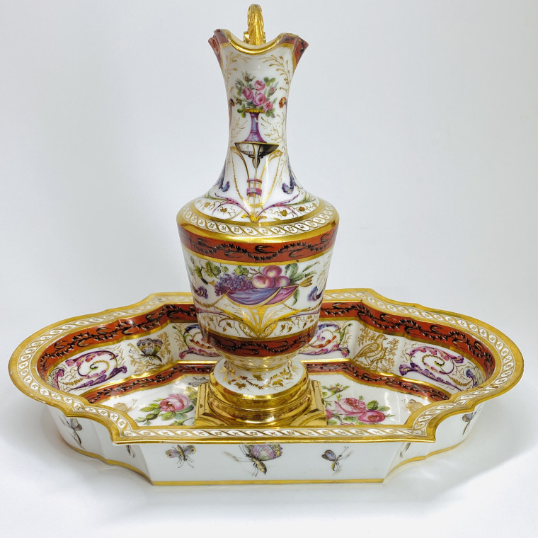 Ewer and its basin in Paris porcelain. Revolutionary era.