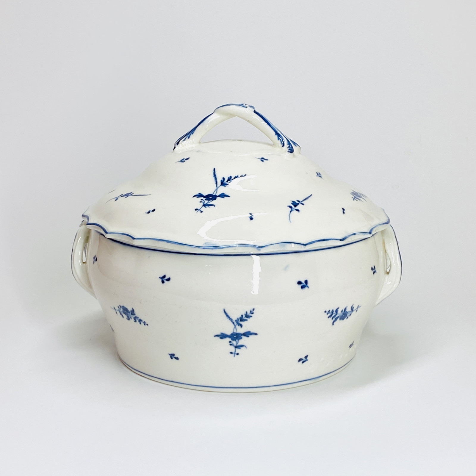 Arras - Terrine en porcelaine tendre, décor à la brindille - XVIIIe siècle