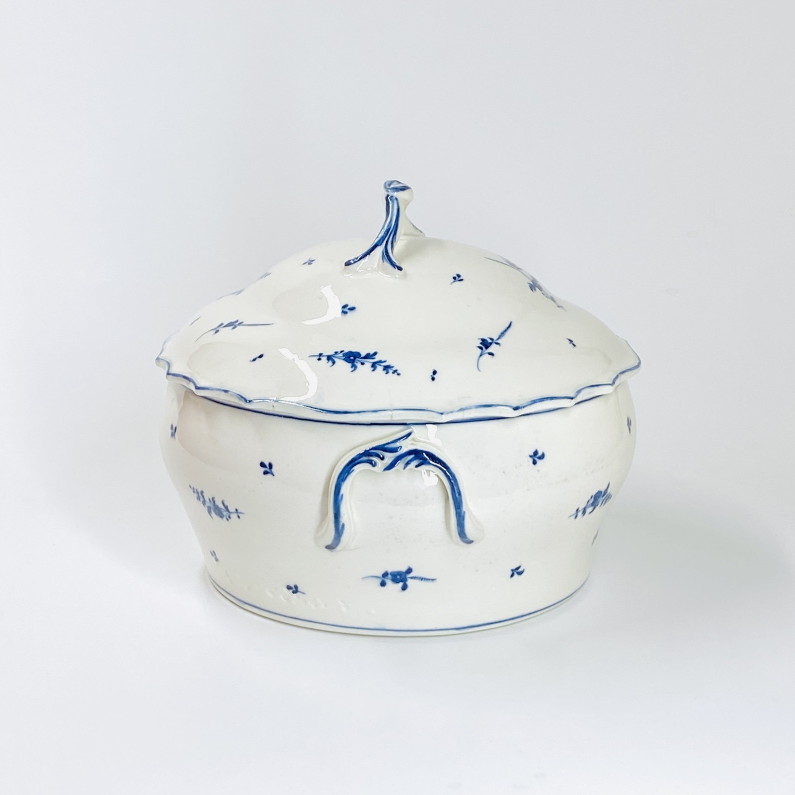Arras - Terrine en porcelaine tendre, décor à la brindille - XVIIIe siècle