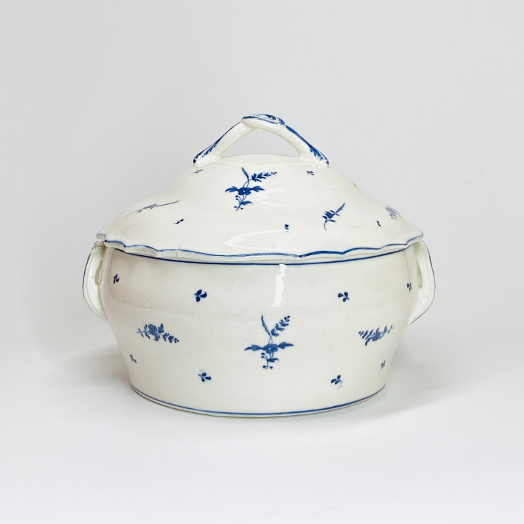 Arras - Terrine en porcelaine tendre, décor à la brindille - XVIIIe siècle