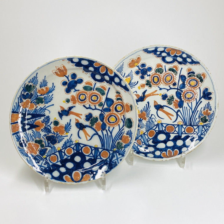 Delft - Pair of polychrome plates - Eighteenth century