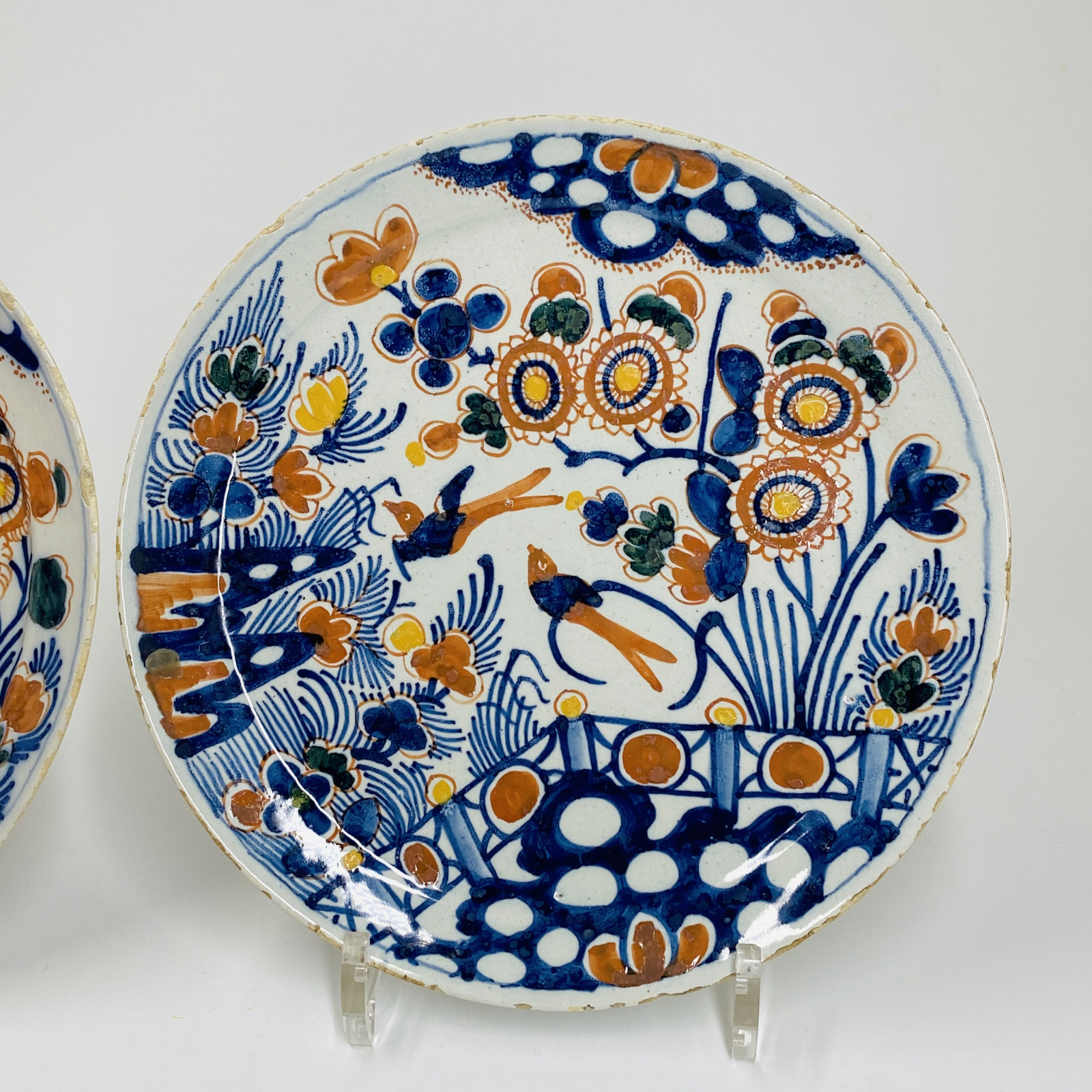 Delft - Paire d'assiettes polychrome - XVIIIe siècle