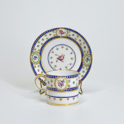 Tasse mignonnette en porcelaine tendre de Sèvres - XVIIIe siècle