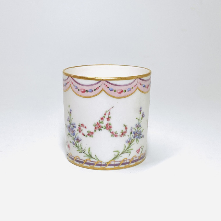Sèvres - Grande tasse litron en porcelaine tendre - XVIIIe siècle