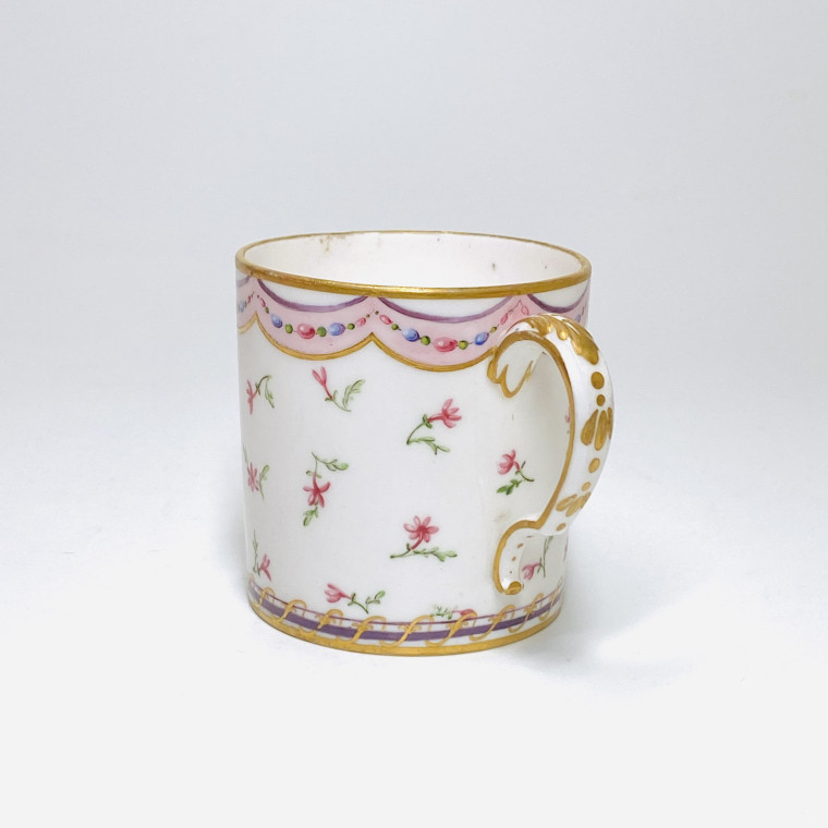Sèvres - Grande tasse litron en porcelaine tendre - XVIIIe siècle