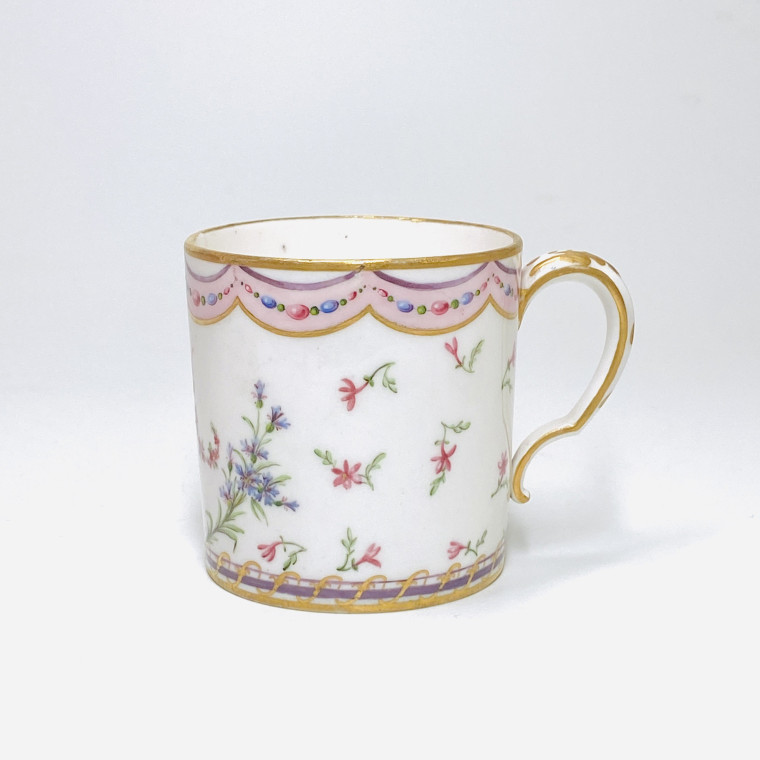 Sèvres - Grande tasse litron en porcelaine tendre - XVIIIe siècle