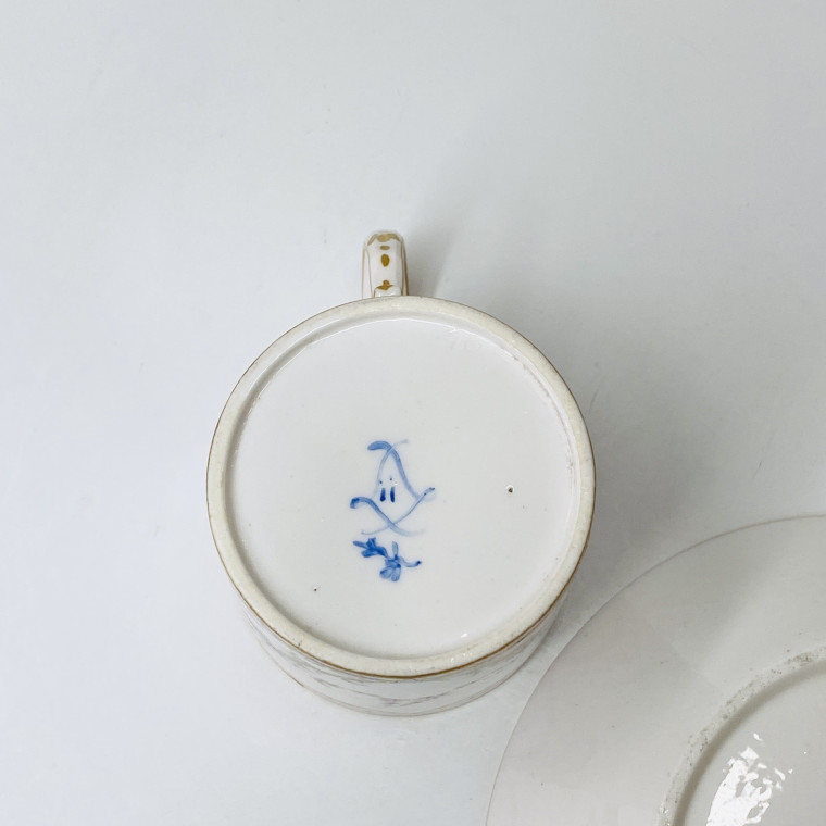 Sèvres - Grande tasse litron en porcelaine tendre - XVIIIe siècle