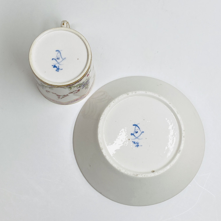Sèvres - Grande tasse litron en porcelaine tendre - XVIIIe siècle