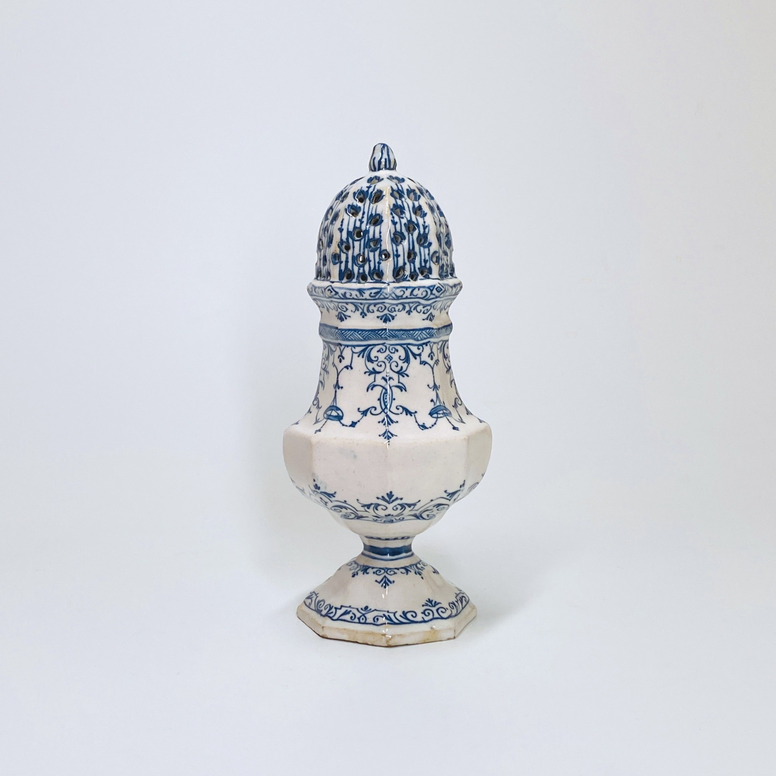 Marseille - Saupoudreuse de forme balustre - XVIIIe siècle