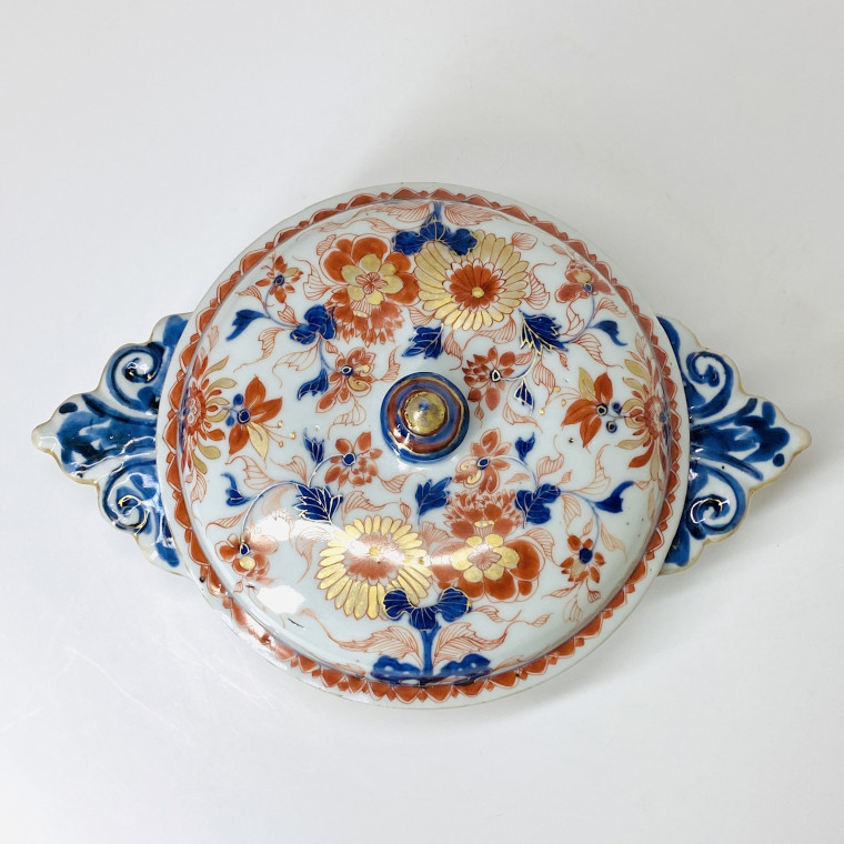 Chinese porcelain écuelle and cover decorated in the Imari palette - Kangxi period (1662-1722)