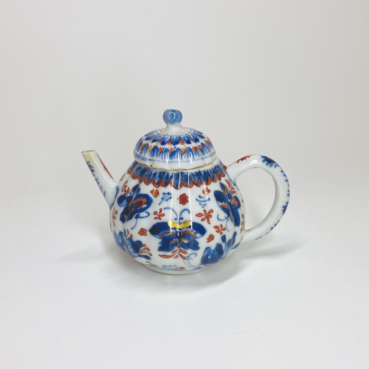 China - Small Imari teapot decorated with butterflies - Eighteenth century