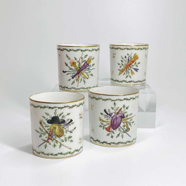 Paris - Quatre tasses à décor de trophées - Fin du XVIIIe siècle