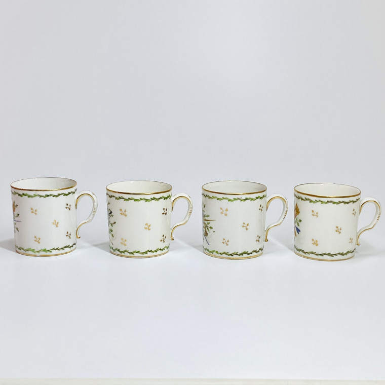 Paris - Quatre tasses à décor de trophées - Fin du XVIIIe siècle