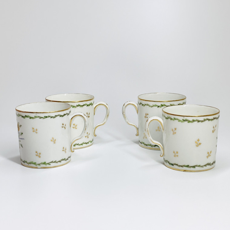 Paris - Quatre tasses à décor de trophées - Fin du XVIIIe siècle
