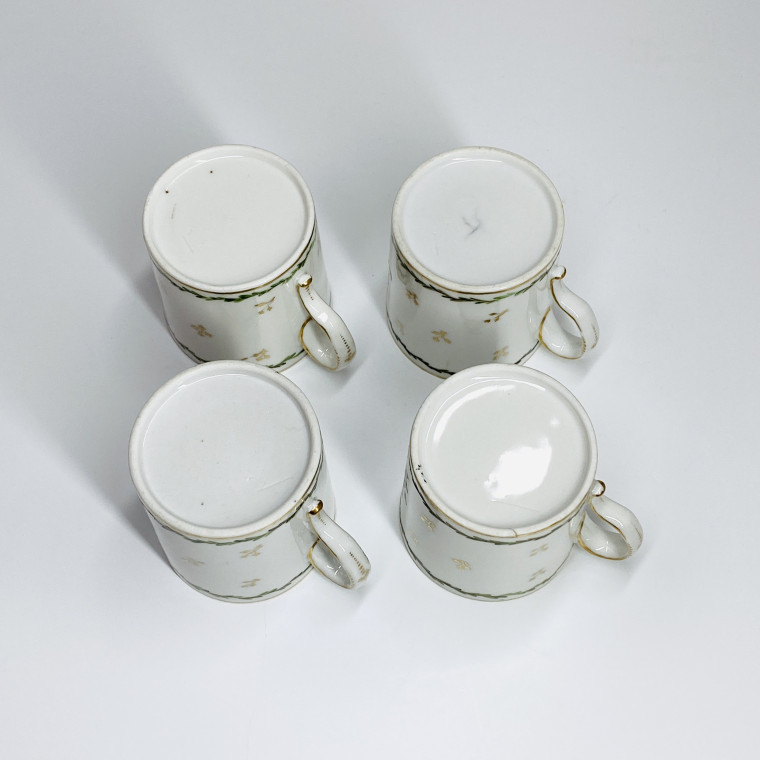 Paris - Quatre tasses à décor de trophées - Fin du XVIIIe siècle