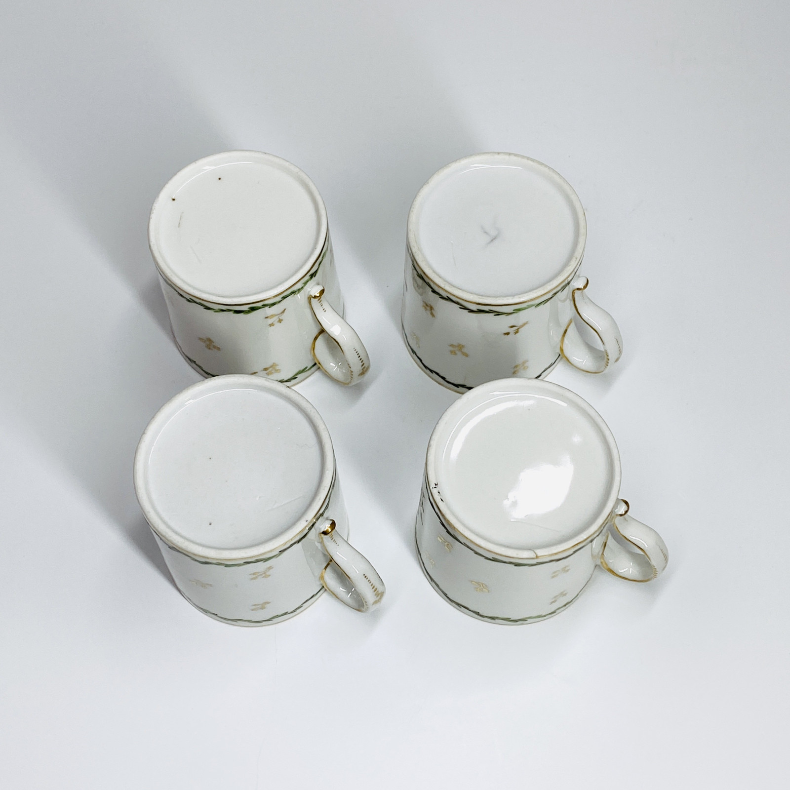 Paris - Quatre tasses à décor de trophées - Fin du XVIIIe siècle