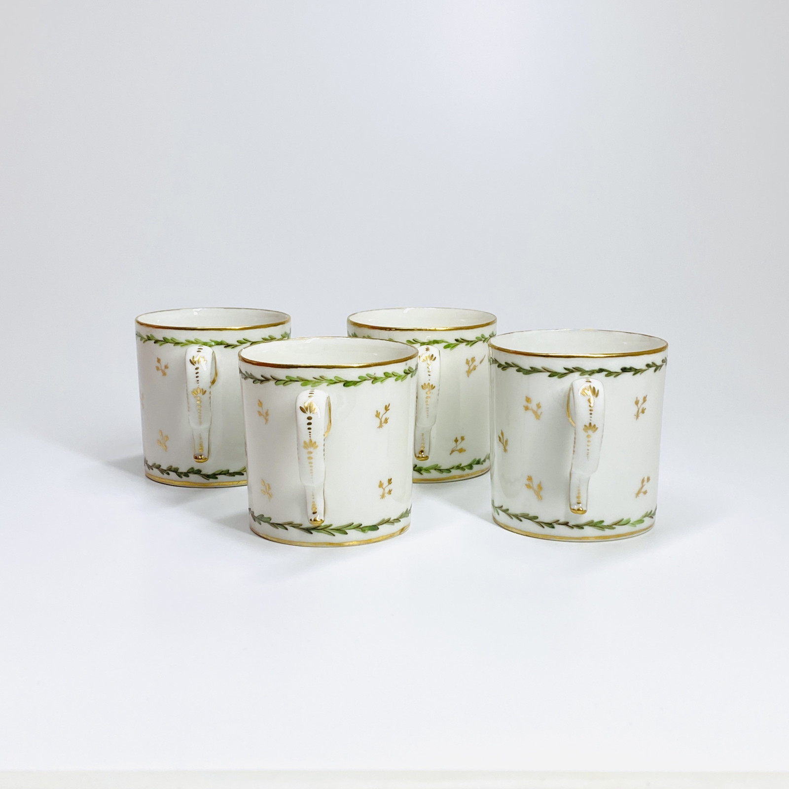Paris - Quatre tasses à décor de trophées - Fin du XVIIIe siècle