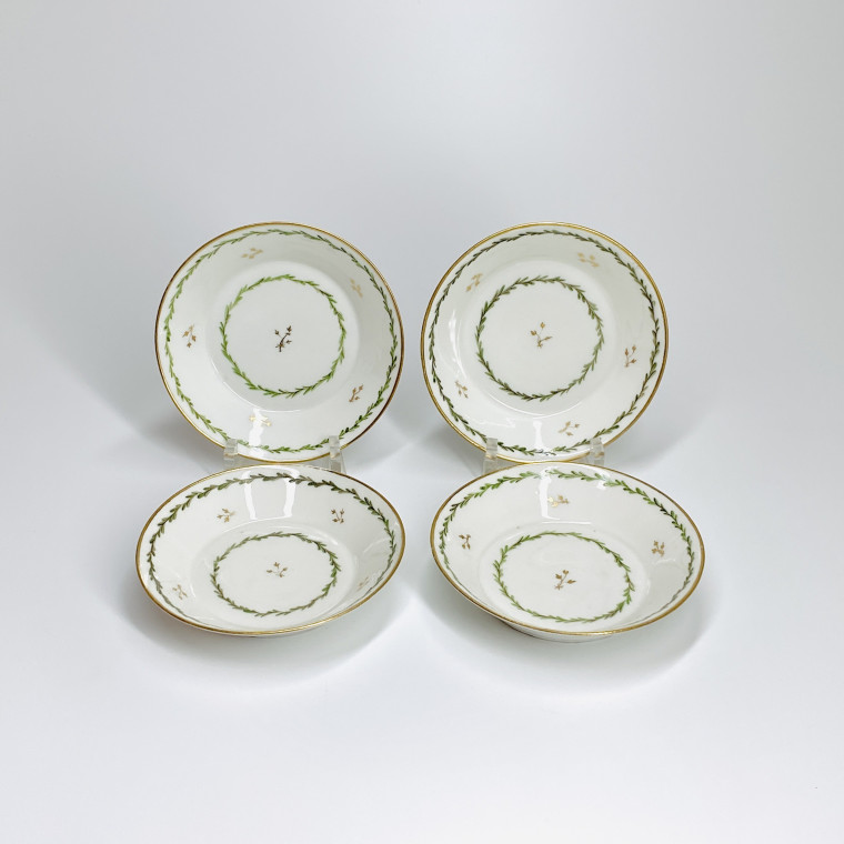Paris - Quatre tasses à décor de trophées - Fin du XVIIIe siècle