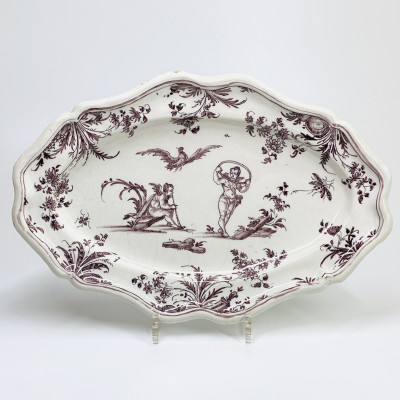 Lyon - plat à décor de putti - XVIIIe siècle