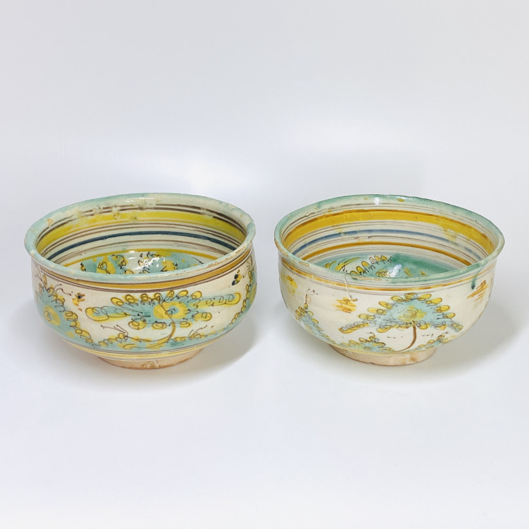 Talavera - Deux coupes à décor d'un échassier et d'un lièvre - Deuxième moitié du XVIIe siècle