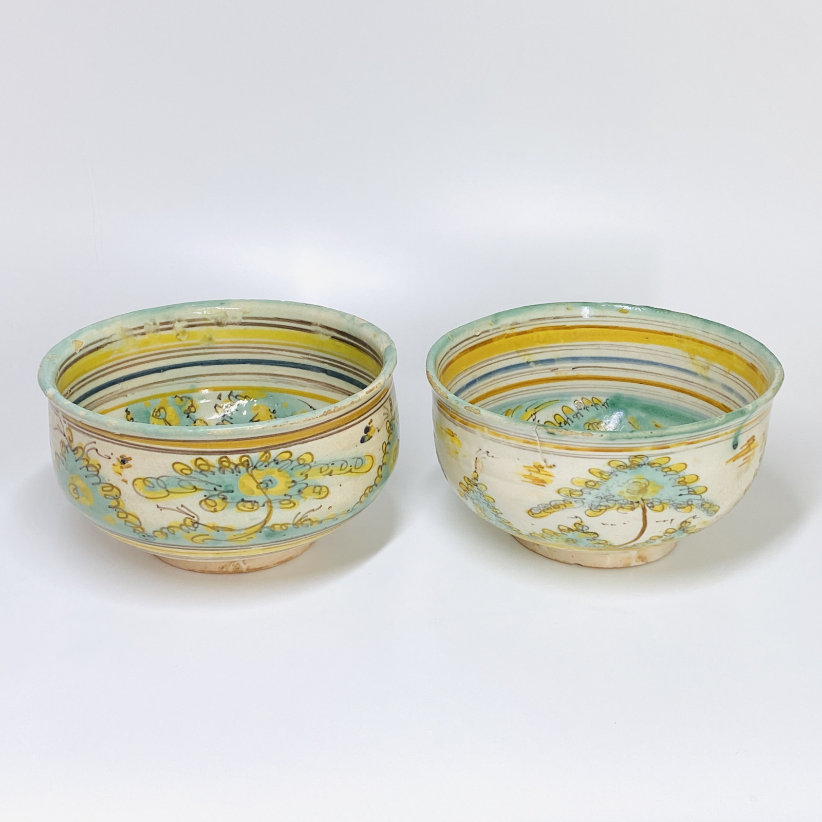 Talavera - Two cups decorated with a wader and a hare - Second half of the Seventeenth century