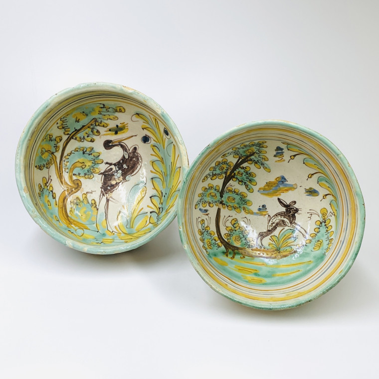 Talavera - Deux coupes à décor d'un échassier et d'un lièvre - Deuxième moitié du XVIIe siècle