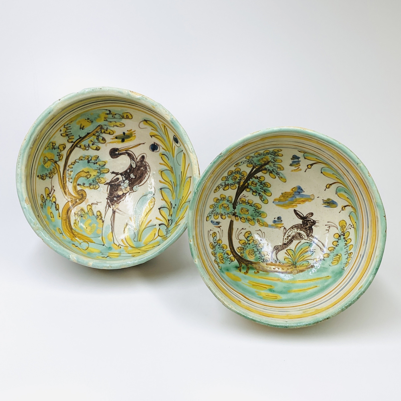 Talavera - Deux coupes à décor d'un échassier et d'un lièvre - Deuxième moitié du XVIIe siècle