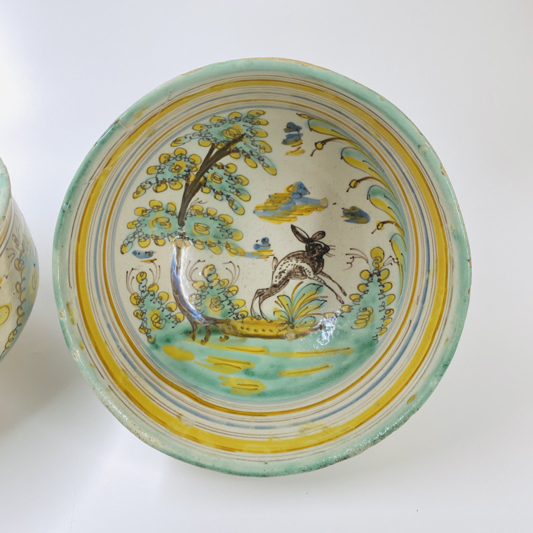 Talavera - Deux coupes à décor d'un échassier et d'un lièvre - Deuxième moitié du XVIIe siècle