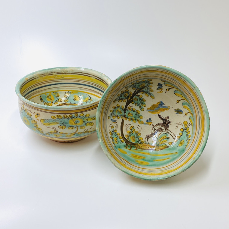 Talavera - Deux coupes à décor d'un échassier et d'un lièvre - Deuxième moitié du XVIIe siècle