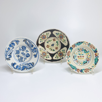 Kutahya (Turquie ottomane) - Trois coupelles à décor floral - XVIIIe siècle
