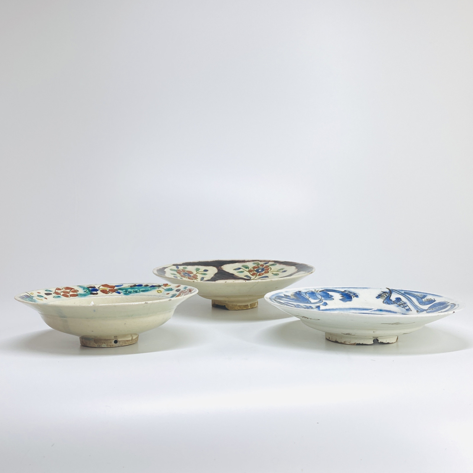 Kutahya (Turquie ottomane) - Trois coupelles à décor floral - XVIIIe siècle