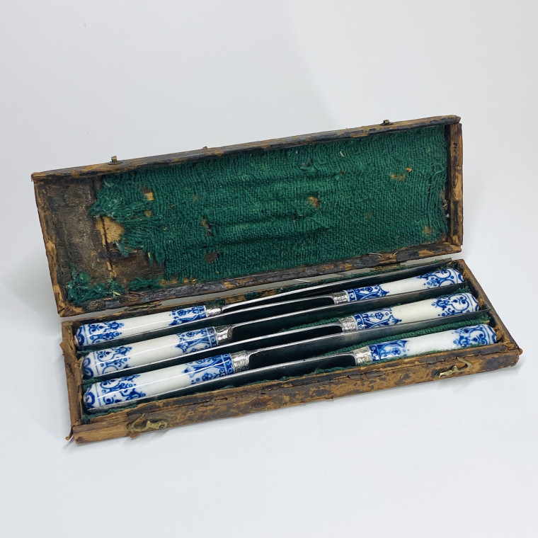 Coffret de 6 grands couteaux en porcelaine de Saint-Cloud - XVIIIe siècle