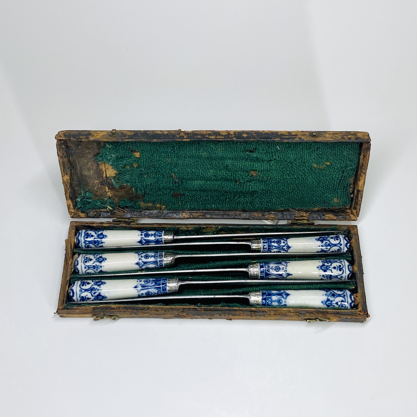 Coffret de 6 grands couteaux en porcelaine de Saint-Cloud - XVIIIe siècle