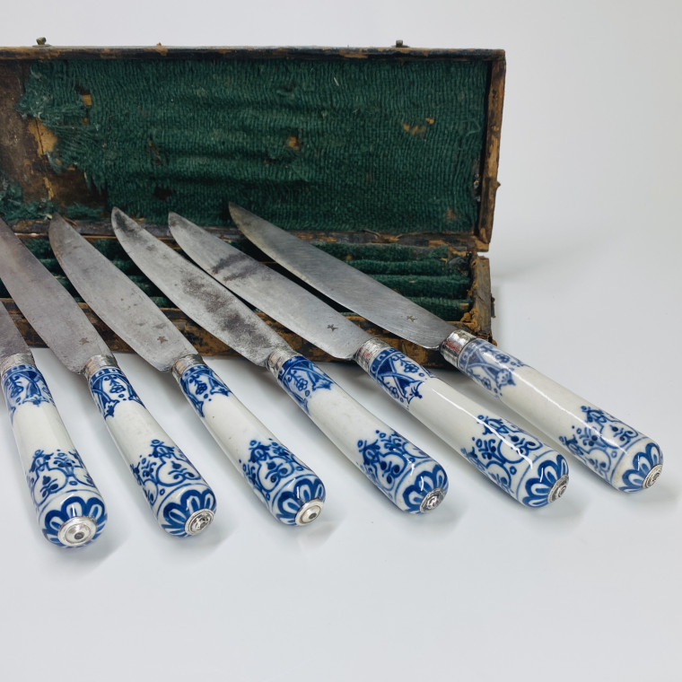 Coffret de 6 grands couteaux en porcelaine de Saint-Cloud - XVIIIe siècle