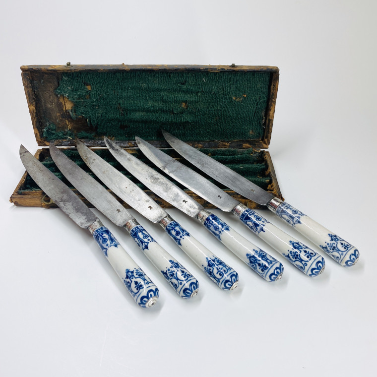 Coffret de 6 grands couteaux en porcelaine de Saint-Cloud - XVIIIe siècle