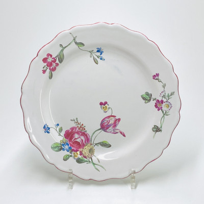 Marseille (Robert) Assiette à décor d'un bouquet de fleurs décentré - XVIIIe siècle