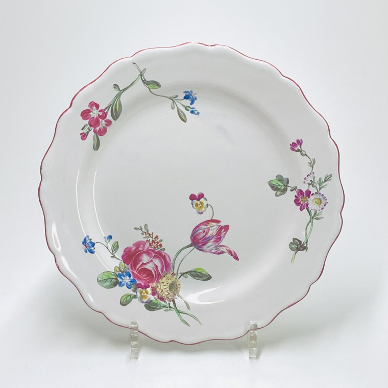 Marseille (Robert) Assiette à décor d'un bouquet de fleurs décentré - XVIIIe siècle