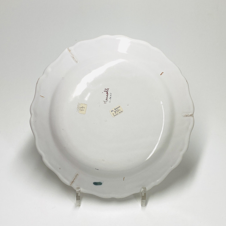 Marseille (Robert) Assiette à décor d'un bouquet de fleurs décentré - XVIIIe siècle