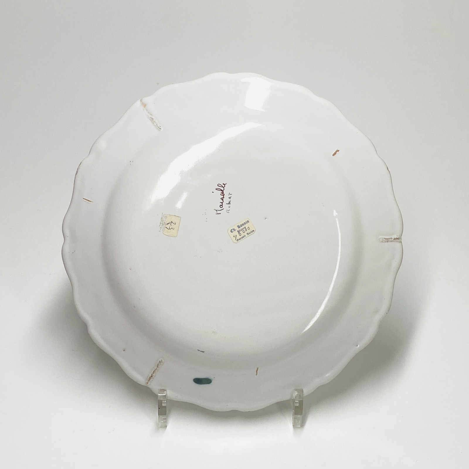 Marseille (Robert) Assiette à décor d'un bouquet de fleurs décentré - XVIIIe siècle
