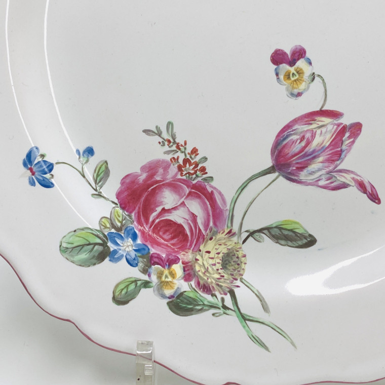 Marseille (Robert) Assiette à décor d'un bouquet de fleurs décentré - XVIIIe siècle