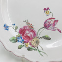 Marseille (Robert) Assiette à décor d'un bouquet de fleurs décentré - XVIIIe siècle