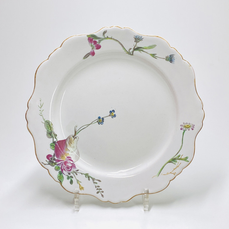 Marseille (Robert) Assiette à décor de fleurs et fruit - XVIIIe siècle