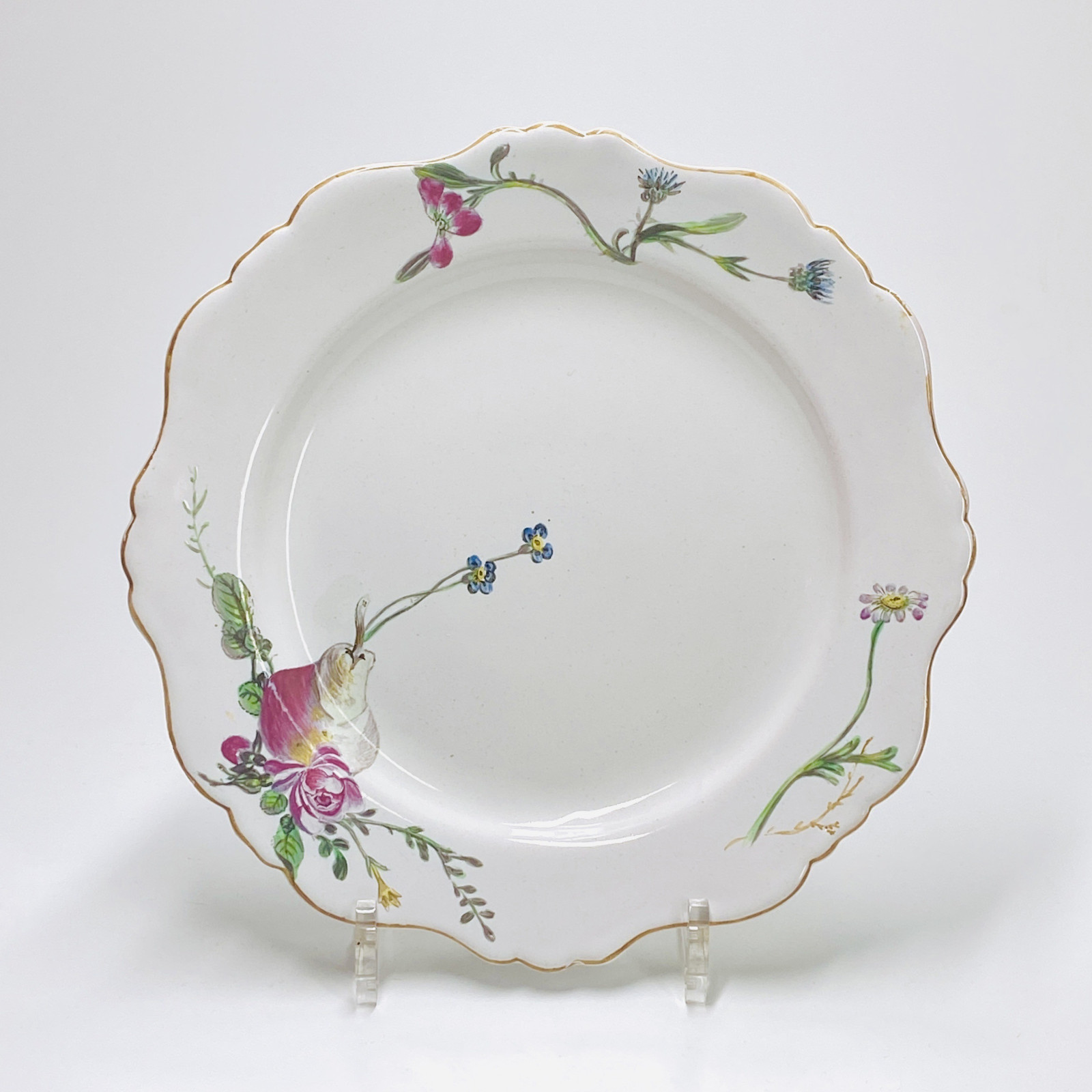 Marseille (Robert) Assiette à décor de fleurs et fruit - XVIIIe siècle