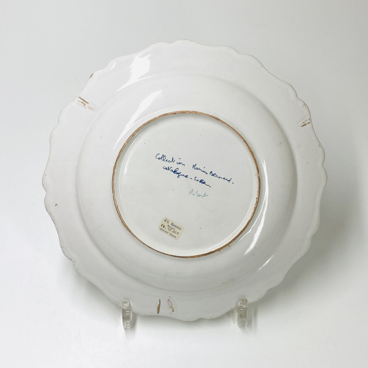 Marseille (Robert) Plate decorated with a viola and a hunting horn - Eighteenth century