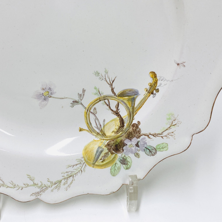 Marseille (Robert) Assiette à décor d'une viole et d'un cor de chasse - XVIIIe siècle