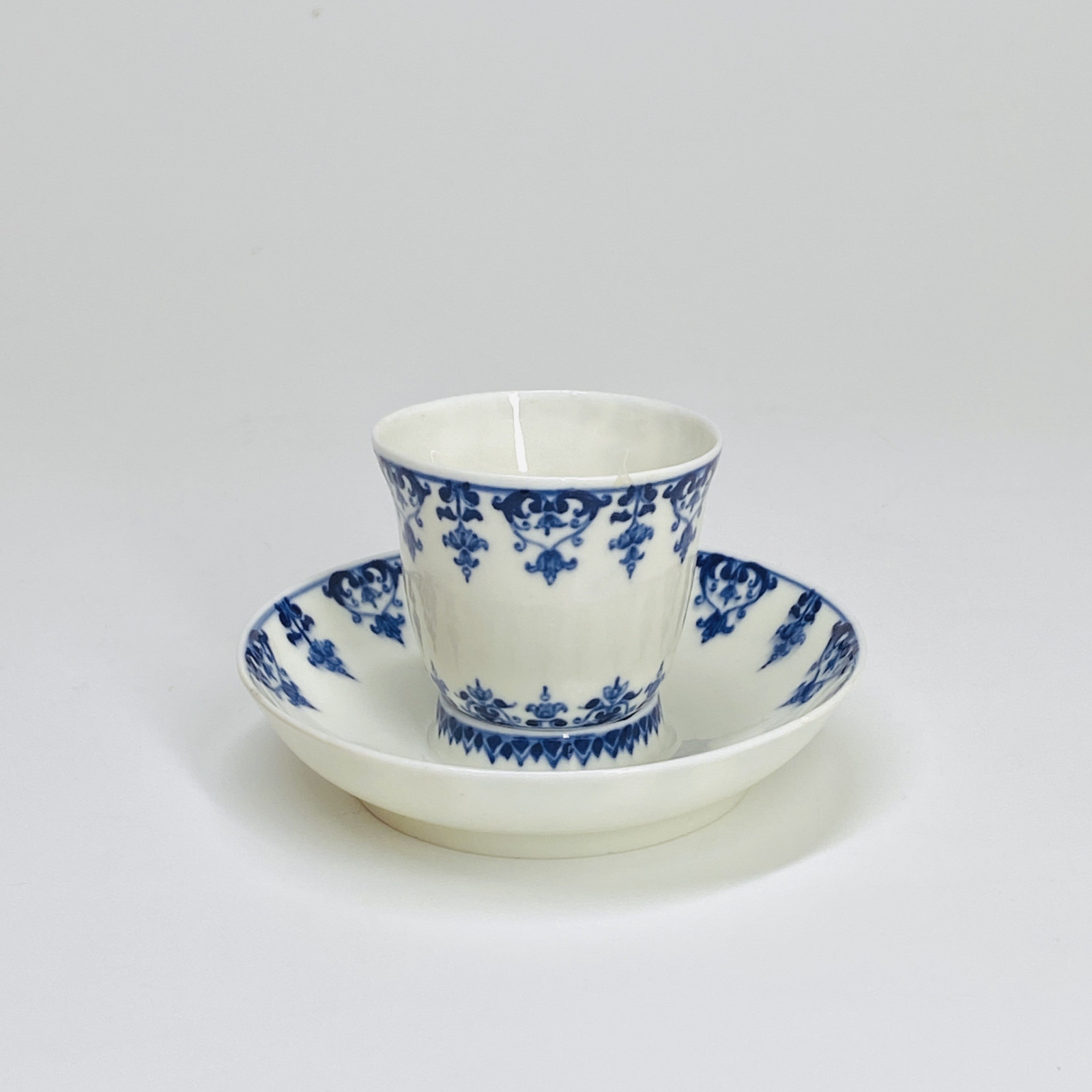 Rare petite tasse trembleuse en porcelaine de Saint-Cloud - Début XVIIIe siècle